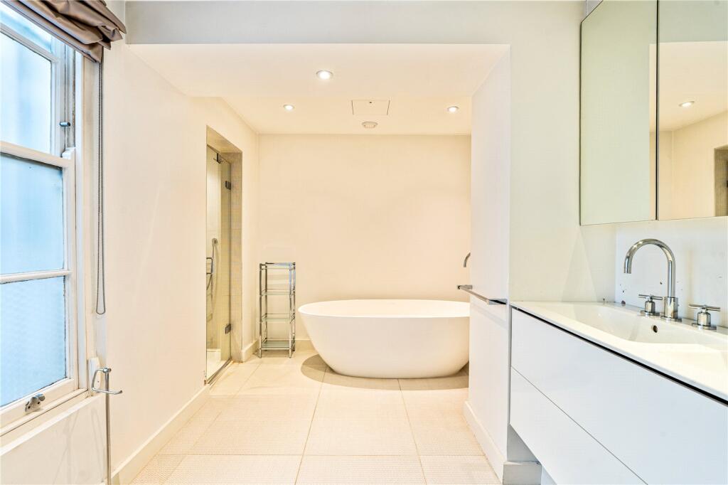 3 bedroom maisonette for sale in Connaught Square, Hyde Park, London, W2